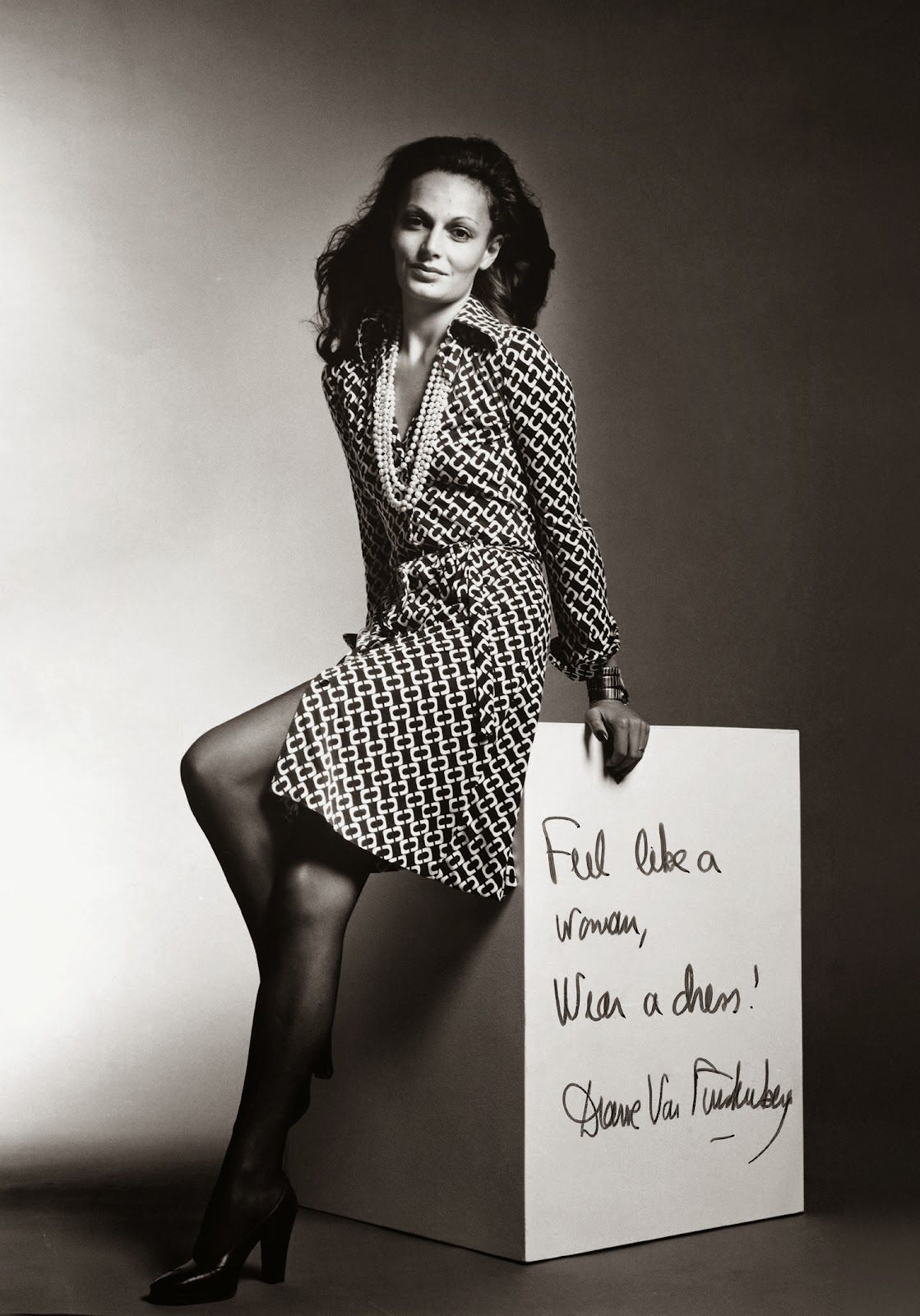 Diane von Furstenberg jovem de vestido envelope e colar pérolas Foto Diane von Furstenberg de vestido envelope