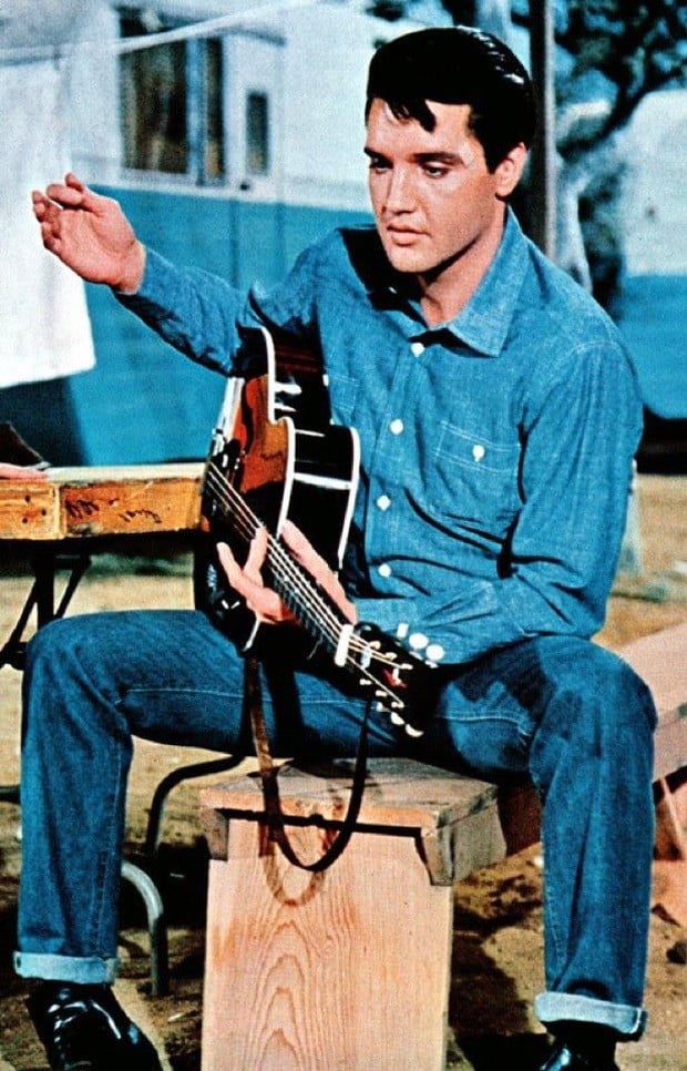 Elvis Presley vestido em Jeans. 