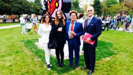 Romero Britto inaugura instalação em Praga Foto de Romero Brito na inauguração de sua obra em Praga