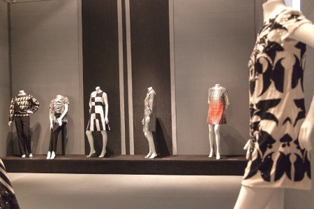 Museu da Casa Brasileira apresenta mostra de Op-Art com setor dedicado à moda