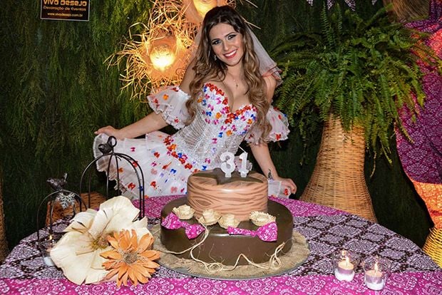 Lívia Andrade de noiva na festa junina