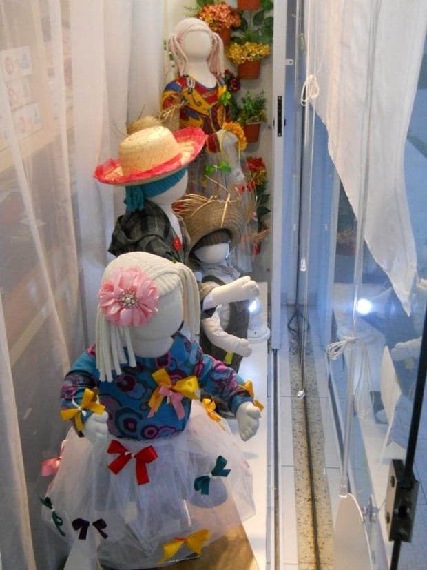 Manequins com roupas de festa junina