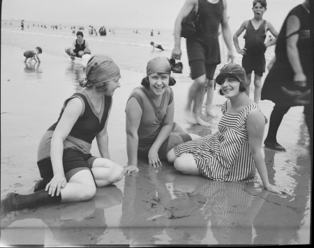 História da moda praia nos anos 20 – O que as mulheres usavam?