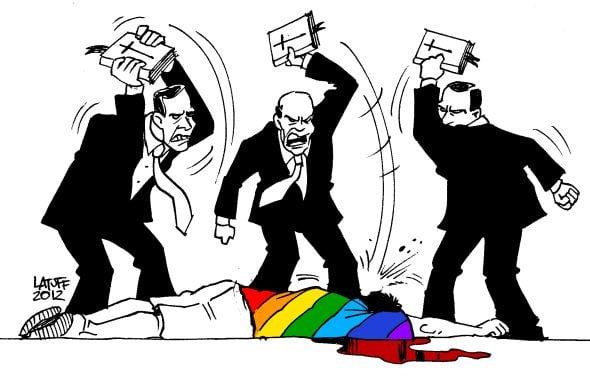 Charge em preto e branco de homens segurando Bíblia e batendo em pessoa caída, usando blusa das cores LGBT e sangue escorrendo