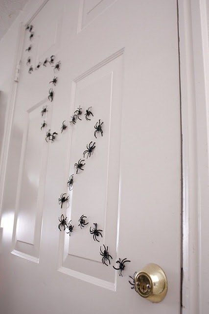 Aranhas saindo da fechadura da porta, decór de Halloween