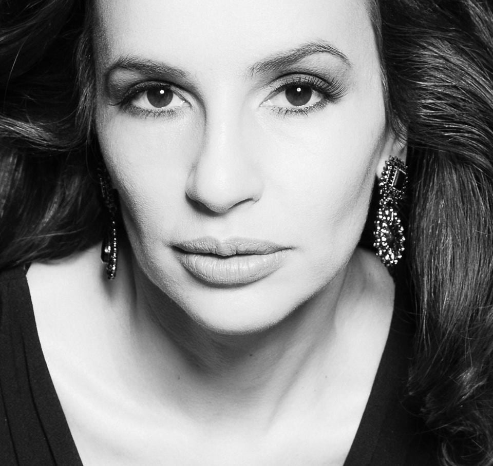 Denise Pitta, do Fashion Bubbles, em foto de rosto preto e branco