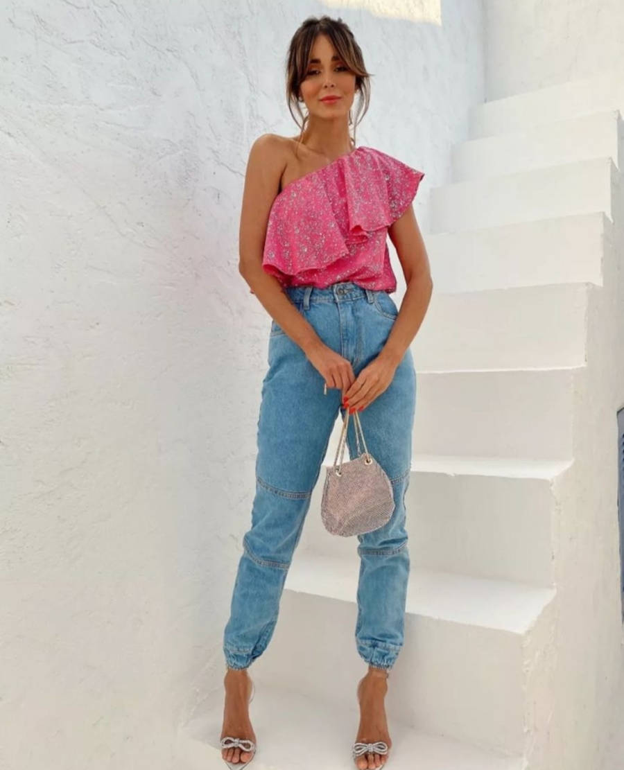 Foto de modelo usando calça jeans e blusa rosa