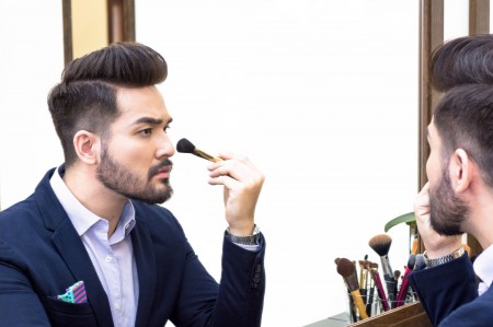 Curso de maquiagem masculina reflete novo comportamento dos homens