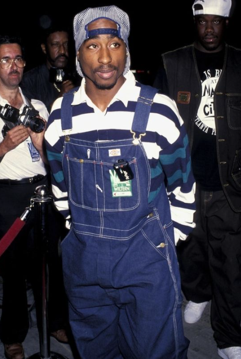 Tupac com jardineira e blusa listrada 