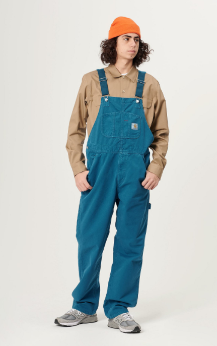 jardineira azul sarja com camisa e gorro