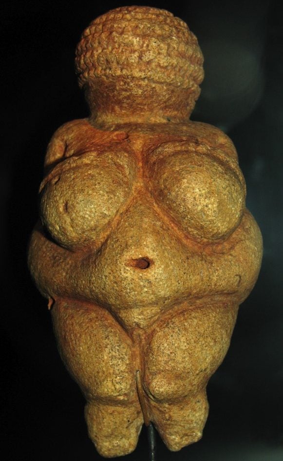 Foto da estátua Vênus de Willendorf em um fundo preto