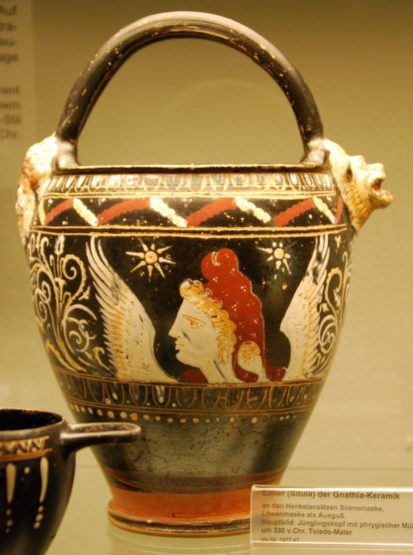 Vaso de cerâmica com um homem alado com chapéu frígio