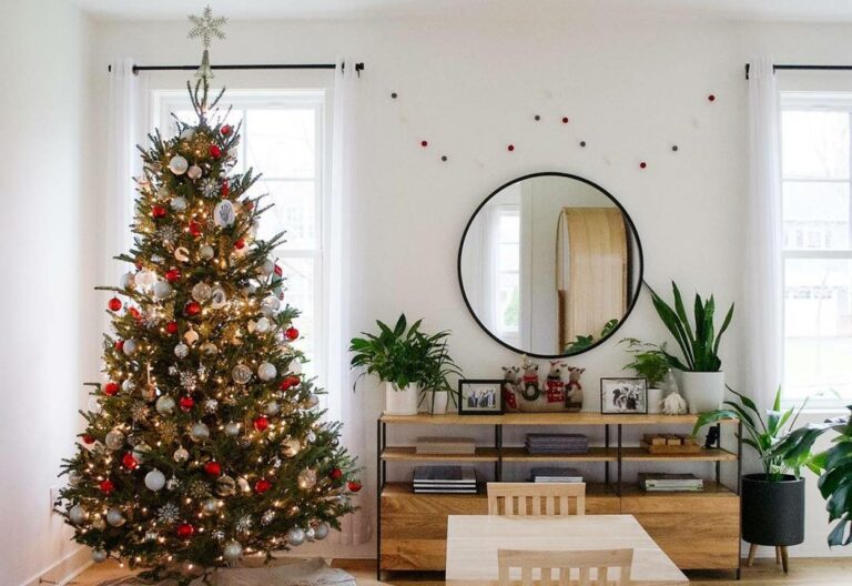 Foto de sala decorada para o Natal.