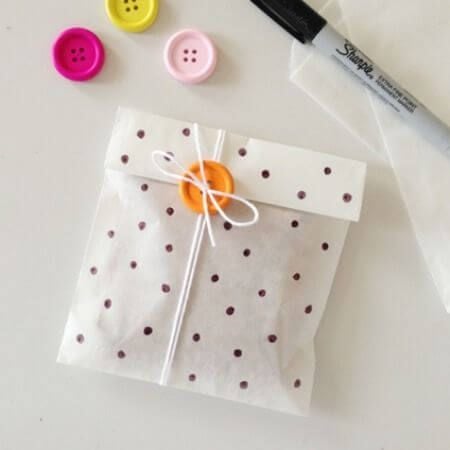 Embalagem de papel decorada com pincel, botões e cordões