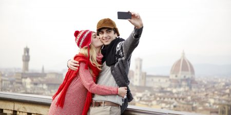 Viagem Internacional? Confira 6 dicas para economizar no celular e se manter conectado sem gastar muito