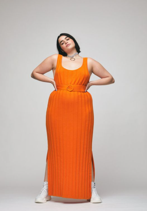 Looks monocromáticos: vestido malha canelada laranja combinando com cinto 
