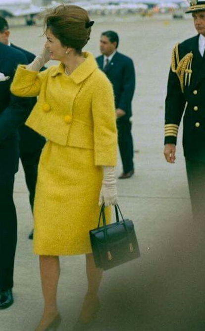 Jacqueline Kennedy com tailleur monocromático