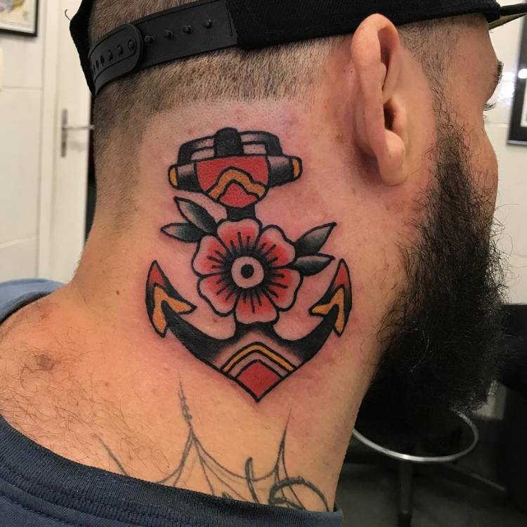 Homem com tatuagem old school de âncora com flores no pescoço