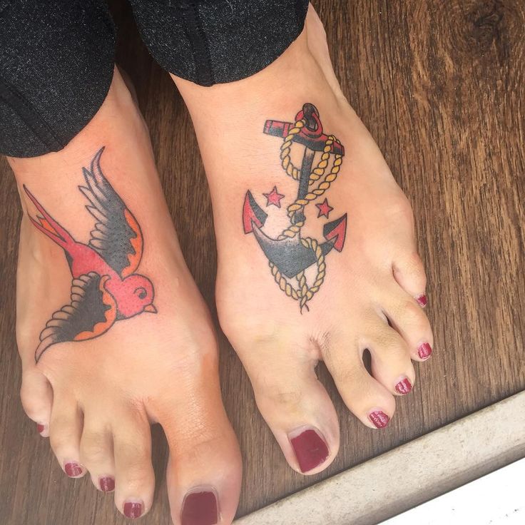 Mulher de pele clara com tatuagem de andorinha old school colorida em um pé e no outro âncora old school colorida