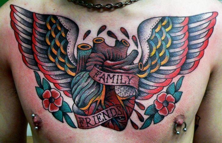 Tatuagem Old School de coração com asas, flores e flâmulas escrito "family" e "friend", tudo colorido