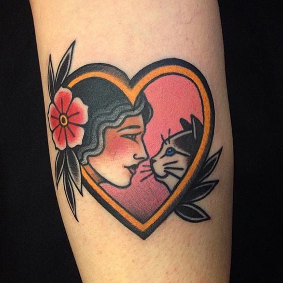 Tatuagem old school de coração rosa com borda amarela, flor rosa e mulher com gatinho dentro do coração