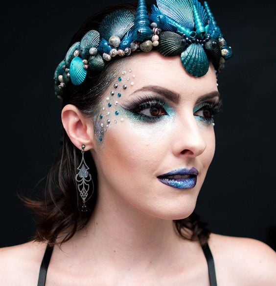Maquiagem e tiara de sereia azul