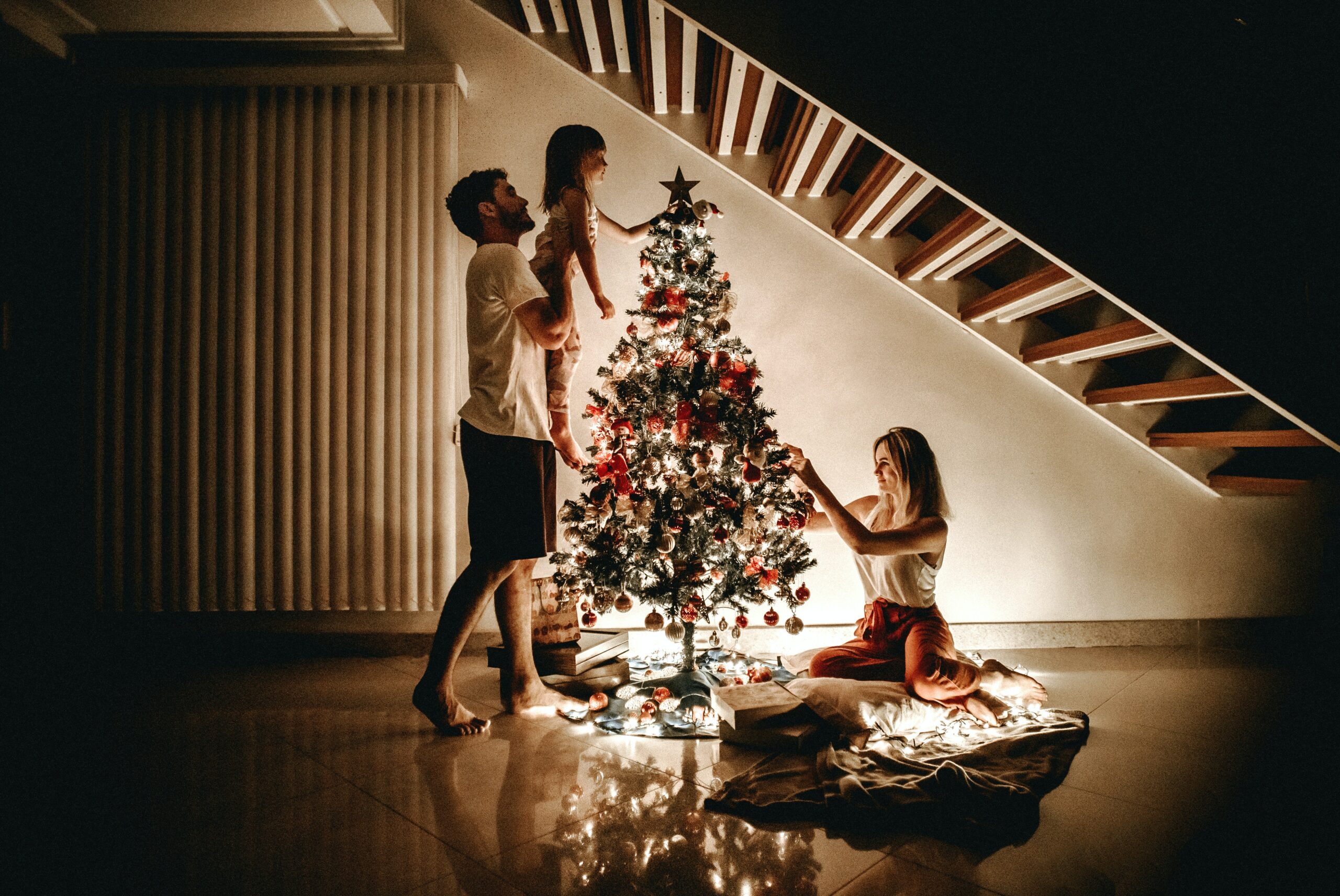 Família decorando árvore de natal