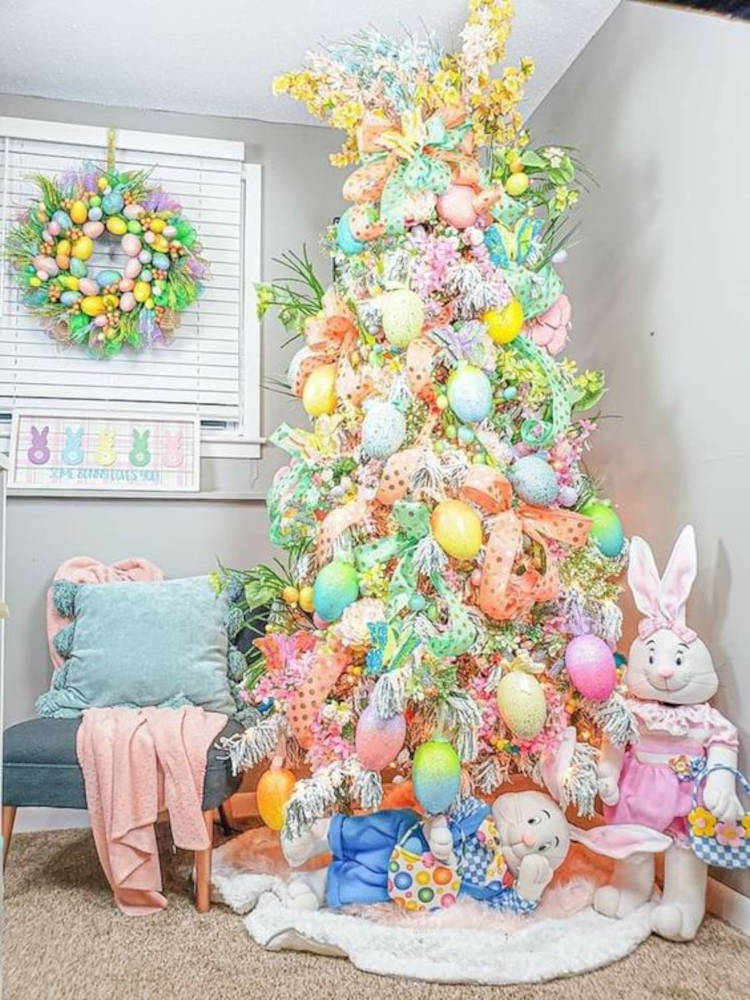 Árvore de natal com decoração de Páscoa.