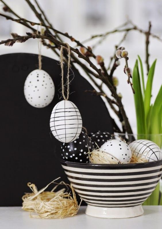 Ovos de Páscoa decorados em branco e preto.