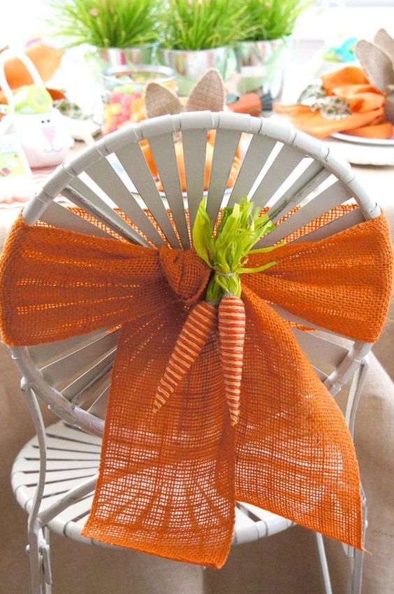 Enfeite de cadeira no encosto com laço laranja e cenouras