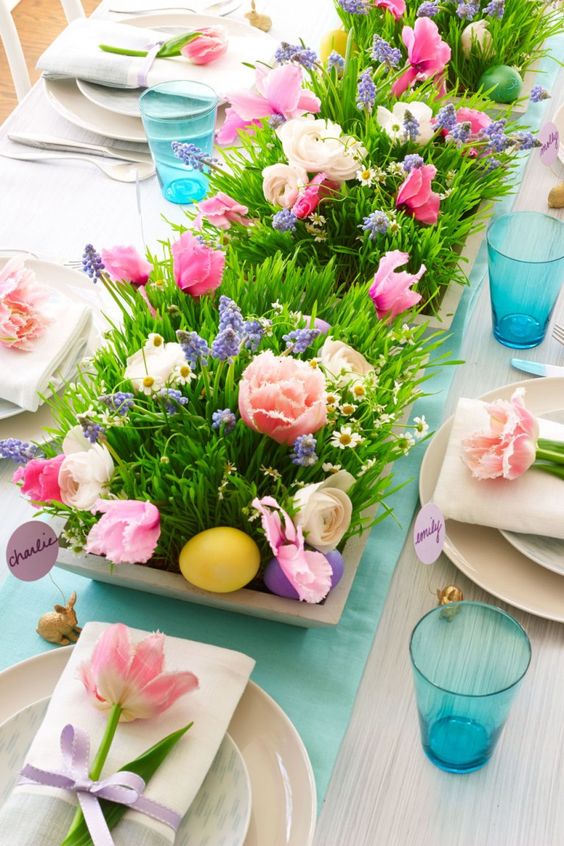 Mesa posta com arranjos de flores coloridas