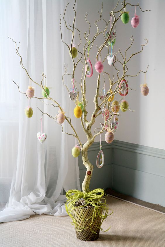 Árvore de Páscoa com ovos coloridos