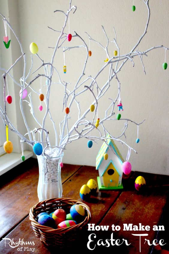 Árvore de Páscoa com ovos coloridos