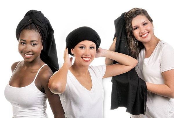 Mulheres negras e brancas com toalha nos cabelos
