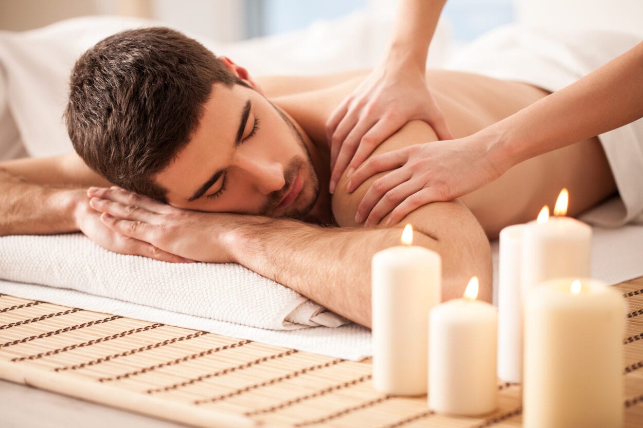 Foto de um homem recebendo uma massagem