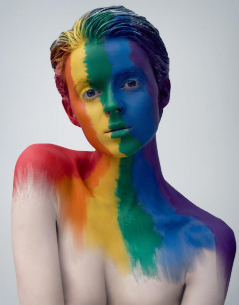 Foto de make com inspiração em arco-íris.