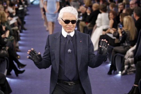 Foto do estilista Karl Lagerfeld agradecendo na passarela