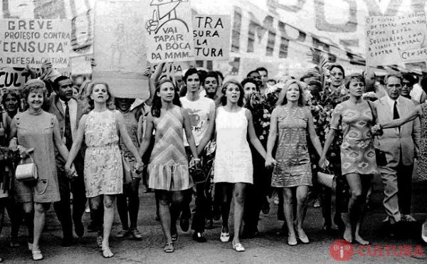 foto preto e branco de passeata de mulheres nos anos 60
