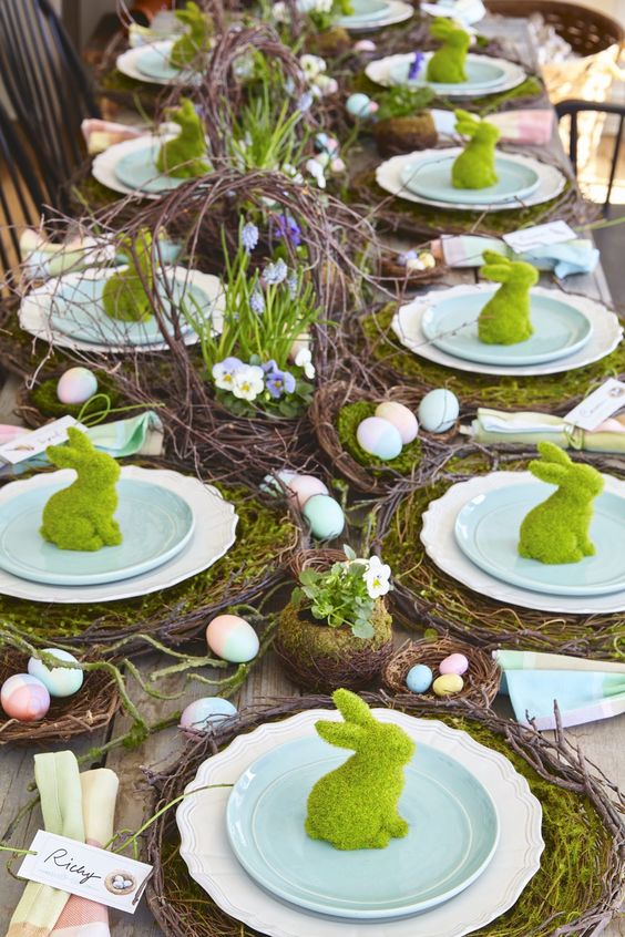  mesa posta de Páscoa chique com coelho Verde sobre os pratos