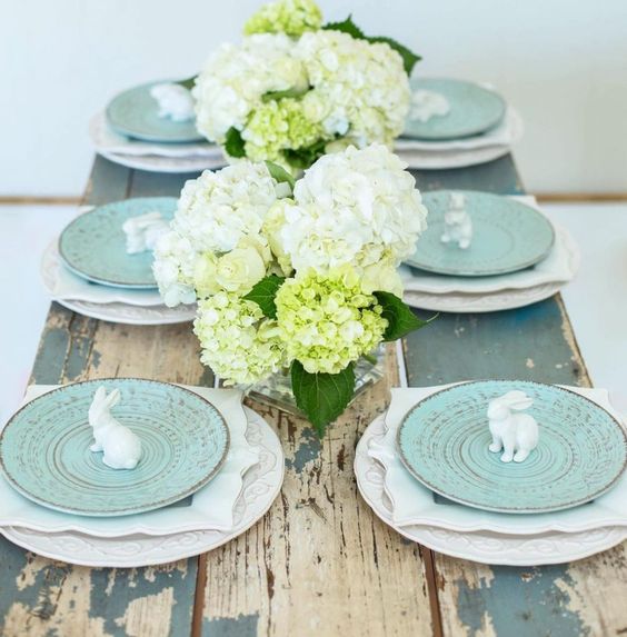 almoço de Páscoa arranjos de flores e pratos branco e verde com coelho  de cerâmica