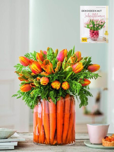 Centro de mesa com cenouras e flores