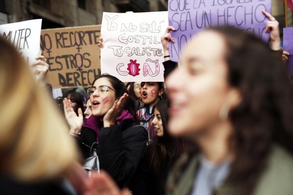 foto de mulheres protestando com cartazes
