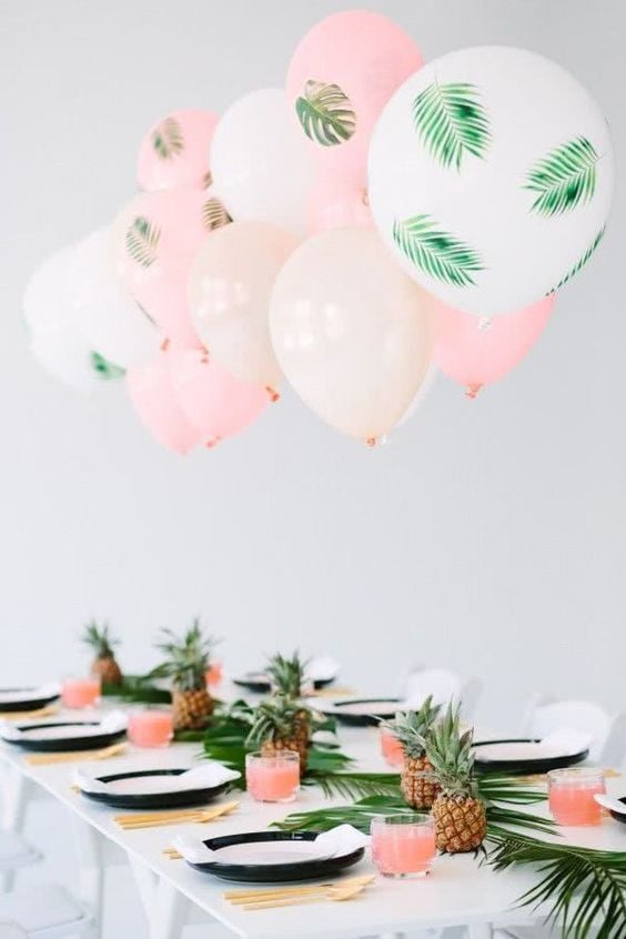 Mesa com balões voando decorados