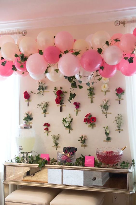 Parede decorada com flores fakes e balões