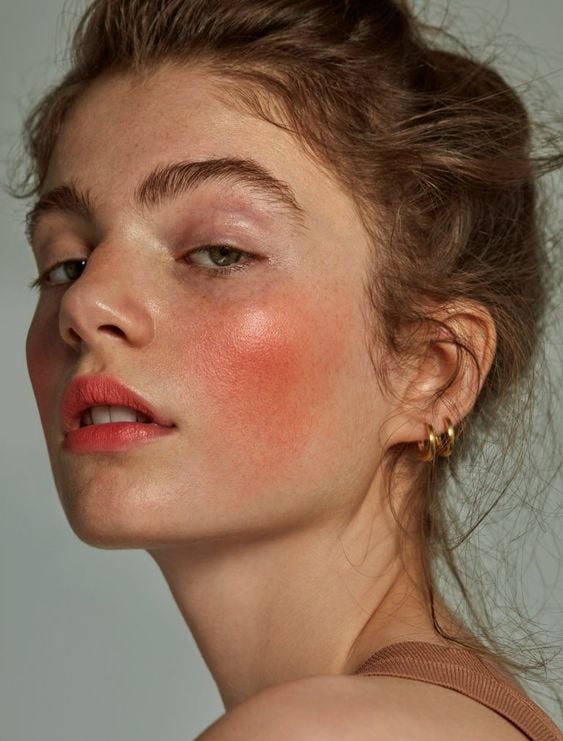 Maquiagem junina: blush, sardas naturais e batom luminoso