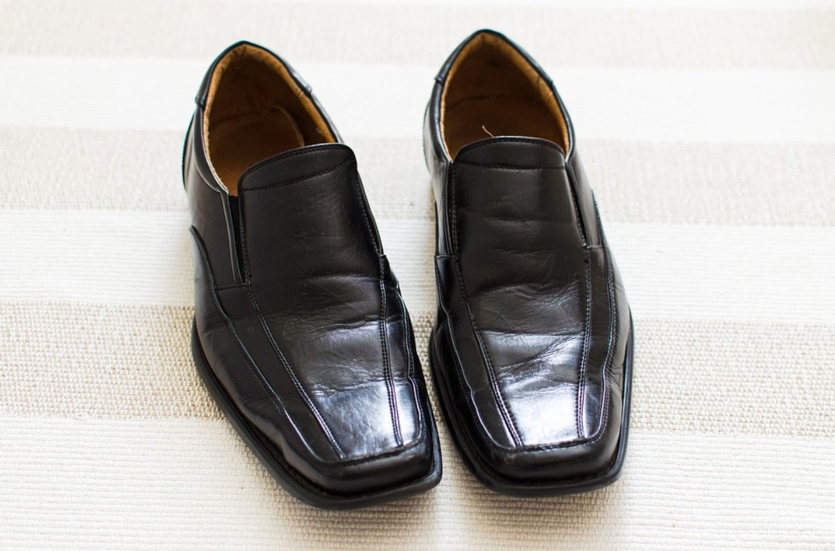 Foto de sapatos elegantes masculinos e pretos