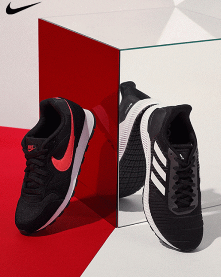 Tênis esportivo preto e branco da Nike
