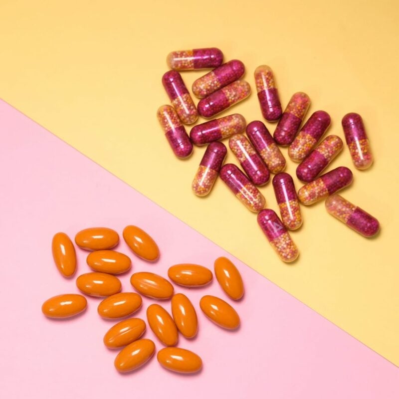 Imagem com capsulas de vitaminas para queda de cabelo