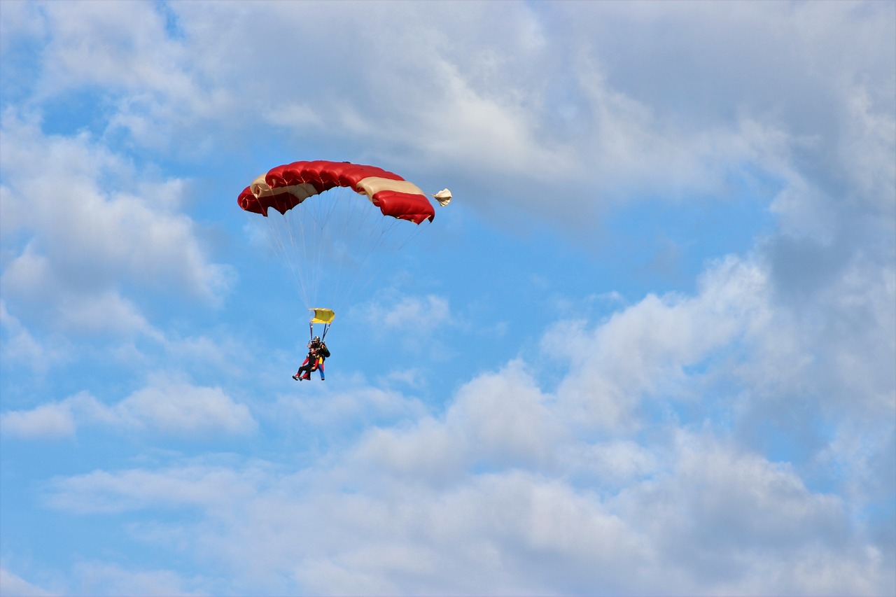 homem pulando de paraquedas