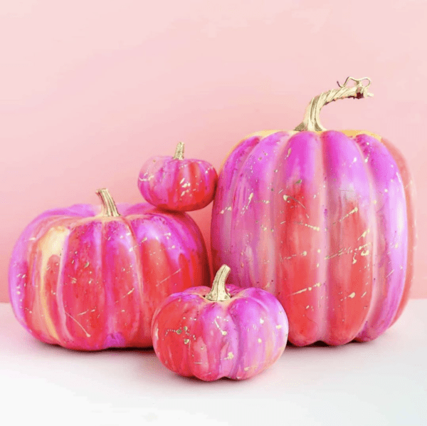 Abóboras decoradas com esmaltes para o Halloween. Foto de abóboras decoradas com esmalte para o Halloween.